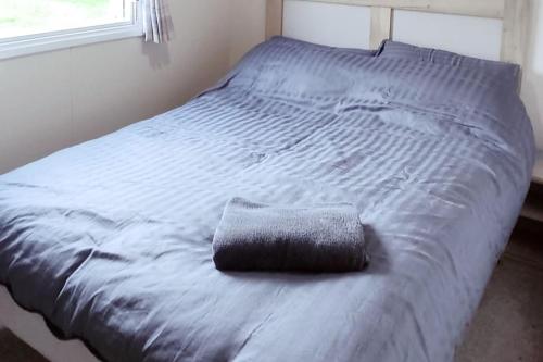 Säng eller sängar i ett rum på Paddock 39 Caravan - Weymouth Bay