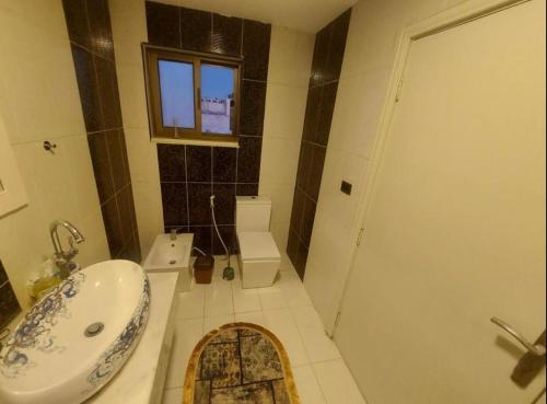 The view IV في عمّان: حمام مع حوض ومرحاض ودش