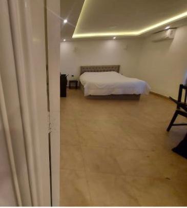 The view IV في عمّان: غرفة نوم بسرير في غرفة