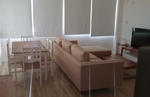 sala de estar con sofá y mesa en Apartamento con vistas, en Montevideo