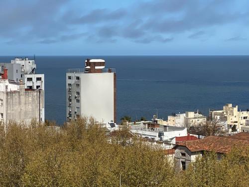 una ciudad con edificios y el océano en el fondo en Apartamento con vistas, en Montevideo