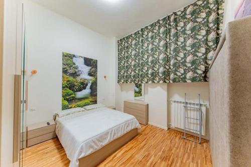 1 dormitorio con cama y ventana grande en Comfy appartment near Metro M3 - WIFI, en Milán