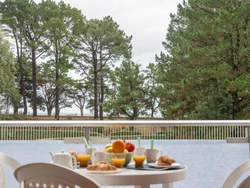 - une table avec un plateau de fruits sur la terrasse dans l'établissement Apartment Men Er Bellec-1 by Interhome, à Saint-Philibert