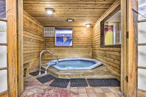 Vannituba majutusasutuses 6 Mi to Keystone Resort Cozy Lake Dillon Condo!