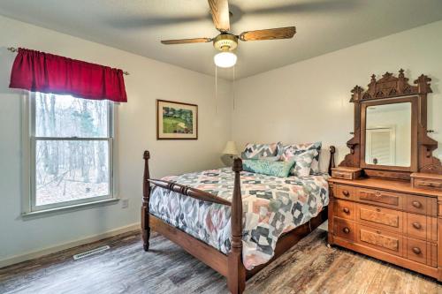 um quarto com uma cama, uma cómoda e um espelho em Lovely Massanutten Getaway with Resort Access! em McGaheysville