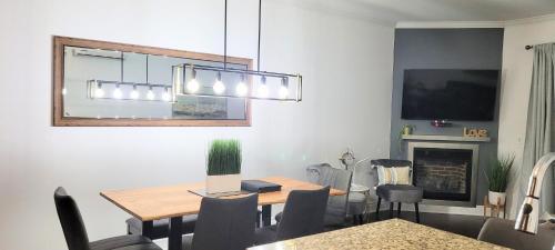 Zona de estar de Condo 202 Le Champlain vue sur la montagne, ski, vélo, piscine !