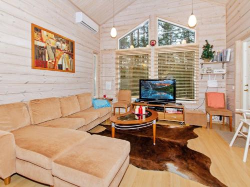 TV a/nebo společenská místnost v ubytování Holiday Home Otsopirtti- otso by Interhome