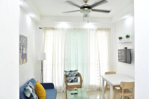 a living room with a blue couch and a ceiling fan at ocupado favor no reservar in Santo Domingo