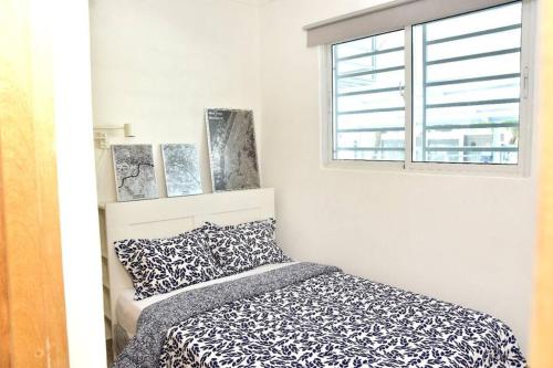 a bedroom with a bed and a window at ocupado favor no reservar in Santo Domingo