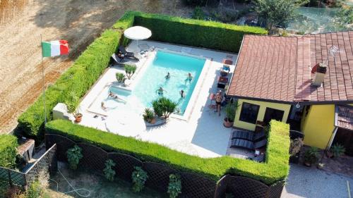 Bazén v ubytovaní Casa di Campagna B&B La Corte Ferrara alebo v jeho blízkosti