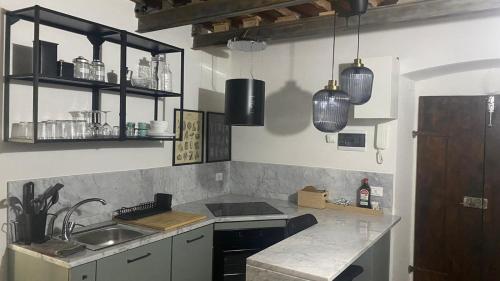uma cozinha com um lavatório e uma bancada em Stupendo bilocale nuovissimo con finiture di lusso em Carrara