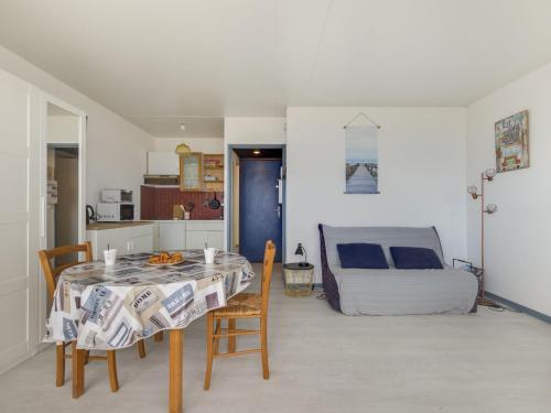 une salle à manger avec une table et un lit dans l'établissement Studio Casino-18 by Interhome, à Lacanau-Océan