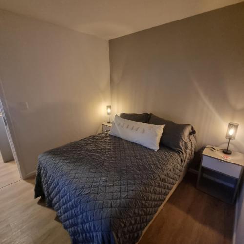 1 dormitorio con 1 cama y 2 lámparas en 2 mesas en Exclusivo Penthouse en Cordon Soho con Parking y STARPLUS incluidos, en Montevideo