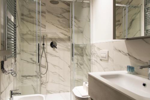 W łazience znajduje się prysznic i umywalka. w obiekcie YouHosty - Montebianco 4/6 w Mediolanie