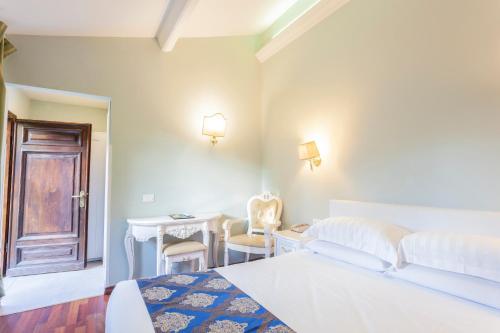 a bedroom with a bed and a table and chairs at Villa Royal in Florence