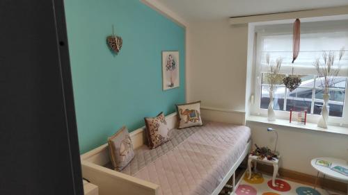 a bedroom with a bed with pillows and a window at Gemütlicher Bungalow in Neuharlingersiel