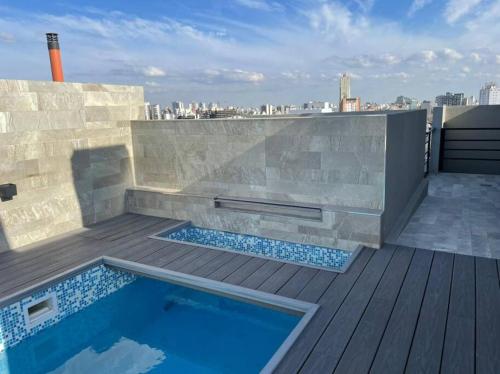una piscina en la azotea de un edificio en Tu mejor espacio en Palermo en Buenos Aires
