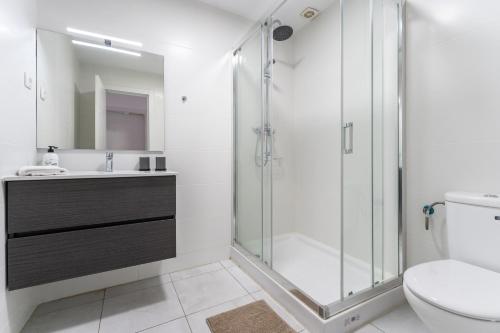 een badkamer met een douche, een toilet en een wastafel bij Castillo de Torreblanca 2bed1bath in Fuengirola