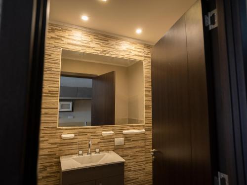 a bathroom with a sink and a mirror at ¡Monoambiente exclusivo c/ pileta en Zona Playa! in Necochea