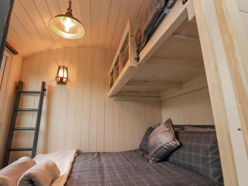 a bedroom with a bunk bed in a tiny house at Hillcrest Shepherds Hut in Preston