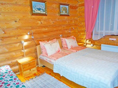 a bedroom with two beds in a log cabin at agrousad'ba Okolitsa in Shchibri