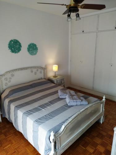 1 dormitorio con 1 cama con toallas en Hermoso Departamento para 6 Personas . Excelente ubicacion en Buenos Aires