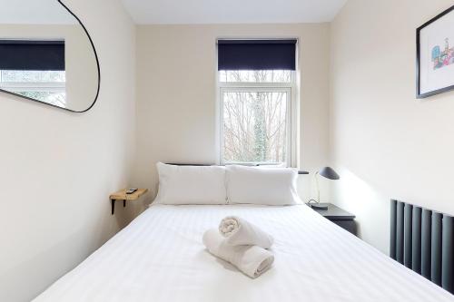 En eller flere senge i et værelse på Air Host and Stay - Wright Terrace, 4 bedroom, 2 bathroom sleeps 8