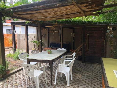 a patio with a table and chairs under a pergola at Marindia, hermosa casa, Ideal descanso, Montemar. in Salinas 