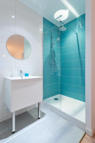 une salle de bain avec un lavabo et une douche dans l'établissement L'Amarrage, à Marseille