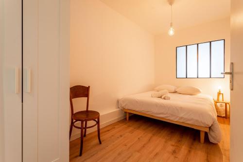 une petite chambre avec un lit et une chaise dans l'établissement L'Amarrage, à Marseille