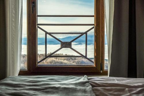 a bedroom with a window with a view of a bed at Milmari Apartments Pahulja N Lux in Kopaonik