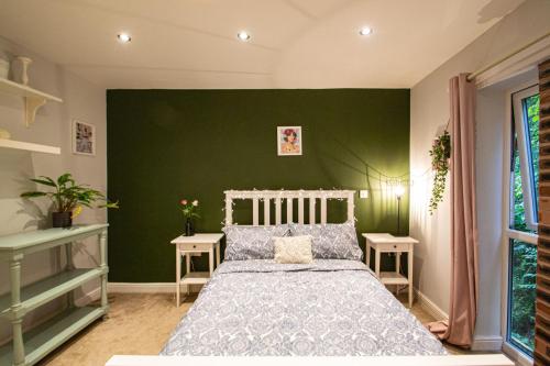 una camera con letto e parete verde di Tranquillity Suites Warrington 1bed Wifi Sleeps 4 