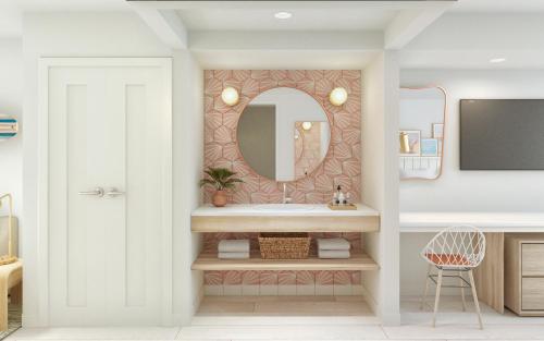 威爾伍德克拉斯特的住宿－Madison Resort Wildwood Crest，一间带水槽和镜子的浴室