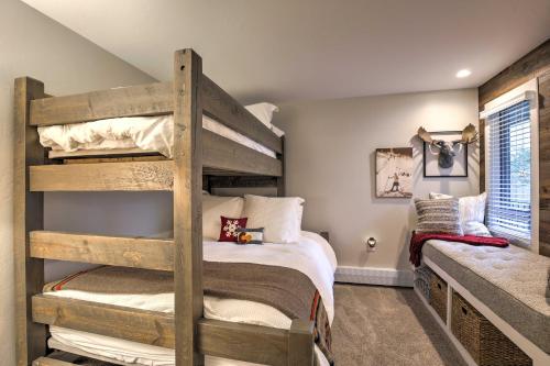 Postel nebo postele na pokoji v ubytování Breckenridge Condo with Balcony Walk to Ski Resort