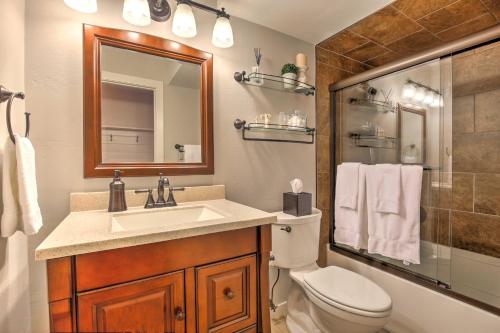 Koupelna v ubytování Breckenridge Condo with Balcony Walk to Ski Resort