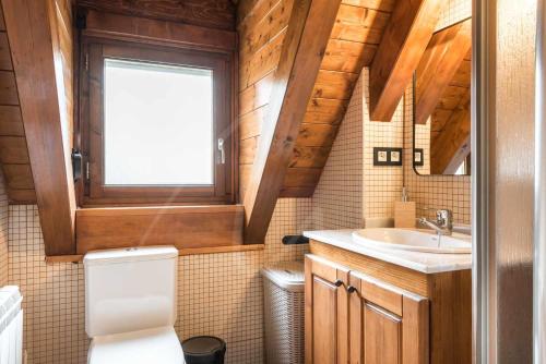 een badkamer met een toilet en een wastafel bij Casa Montjòia by SeaMount Rentals in Les Bordes
