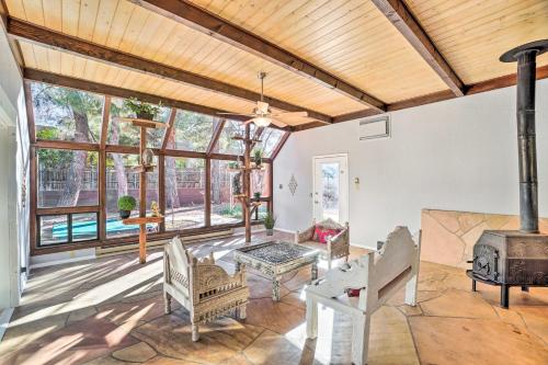 Un lugar para sentarse en Spacious Yard with Mtn Views! Scenic Sedona Retreat