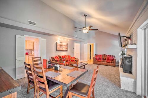 Un lugar para sentarse en Spacious Yard with Mtn Views! Scenic Sedona Retreat