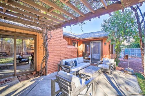 Un lugar para sentarse en Spacious Yard with Mtn Views! Scenic Sedona Retreat