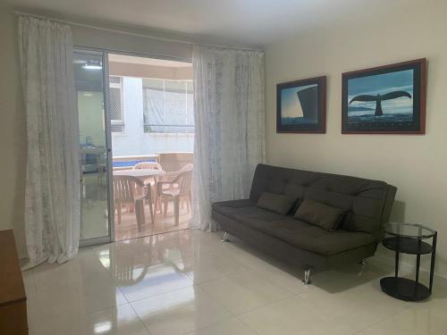 sala de estar con sofá y mesa en Férias na Praia dos Ingleses, en Florianópolis