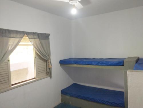 Двох'ярусне ліжко або двоярусні ліжка в номері Casa frente para o mar