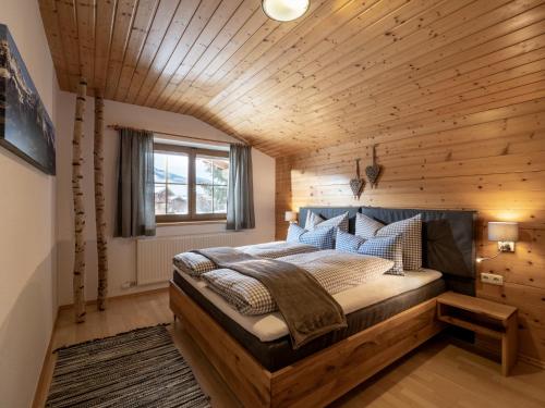 ヴェステンドルフにあるAppartement Margarethaの木製の天井のベッドルーム1室(ベッド1台付)