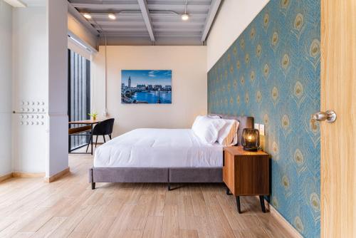 a bedroom with a bed and a desk in a room at Roma Norte Apartments by VH in Mexico City