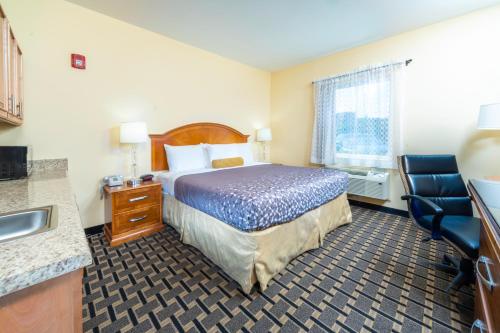 um quarto de hotel com uma cama e uma cozinha em Mt. Rose Hotel em Fayetteville