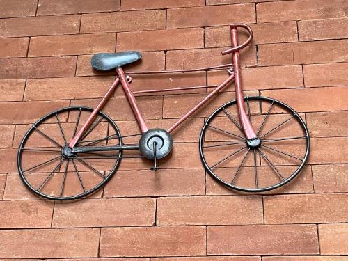 una bicicleta está pegada a una pared de ladrillo en VILLAS MARCO POLO en Panajachel