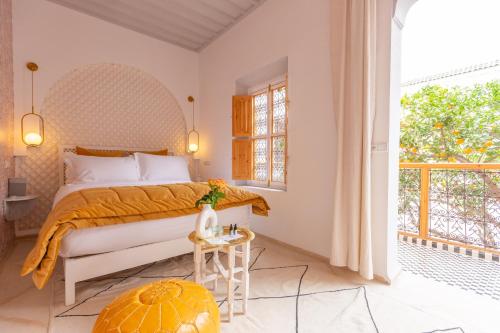 1 dormitorio con cama y ventana grande en Riad Botanica, en Marrakech