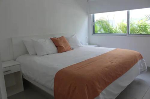 - une chambre avec un grand lit et une fenêtre dans l'établissement Papaya Condo Acapulco Diamante -Solo Adultos, à Acapulco