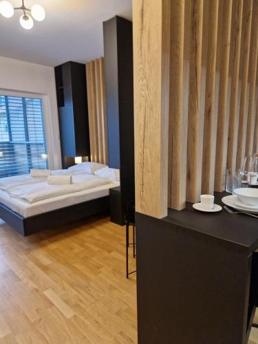 Un dormitorio con una cama y una mesa con platos. en Apartments & Burgers REZIDENCA PIPANOVA, en Liubliana