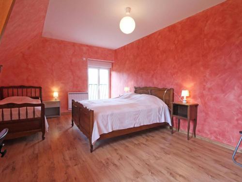 um quarto com paredes vermelhas, uma cama e uma janela em Gîte Landisacq, 6 pièces, 12 personnes - FR-1-497-167 em Landisacq