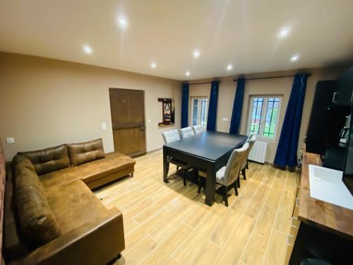 un salon avec un canapé et une table dans l'établissement Un moment hors du temps - Jacuzzi - Sauna - Billard -Baby-Foot- Parking - 167, à Rouen